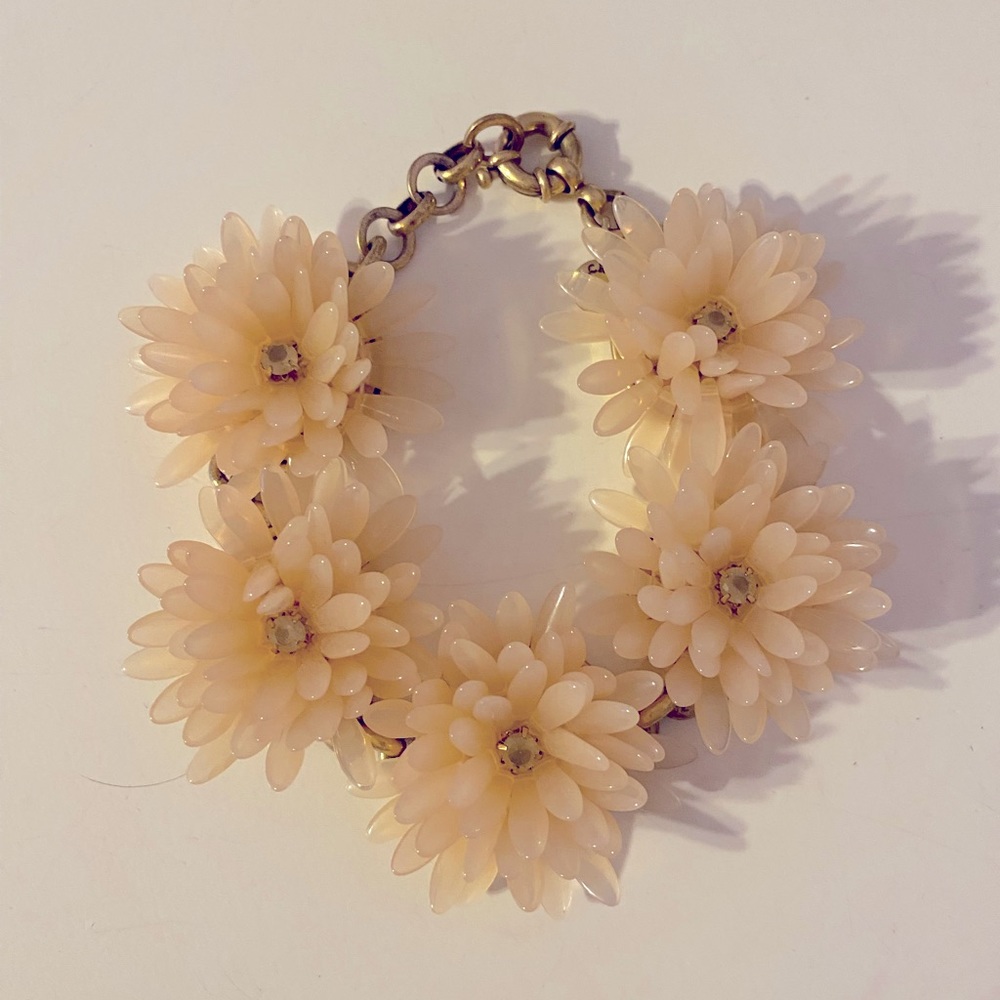 Bracelet with chic soft plastic petal flowers, gold tone chain glasp.
